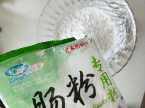 打开粉质很细腻。做法 100克肠粉专用粉。200克水