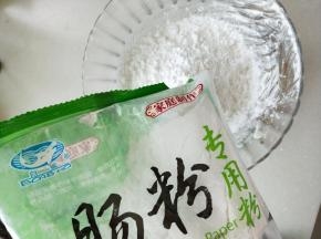 打开粉质很细腻。做法 100克肠粉专用粉。200克水
