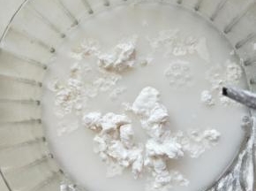 碗中倒入肠粉专用粉，将水一次性倒入肠粉专用粉搅拌均匀。