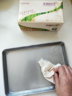 不锈钢肠粉盘洗干净用纸巾檫干净