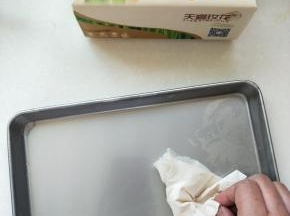 不锈钢肠粉盘洗干净用纸巾檫干净