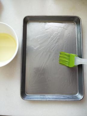 肠粉盘刷上玉米油