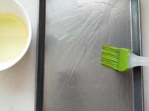 肠粉盘刷上玉米油