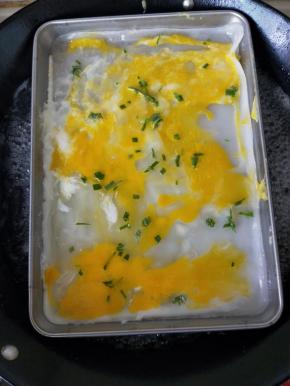 再撒上葱花大火蒸2分钟，直到表面有气泡鼓起，变成半透明即可。