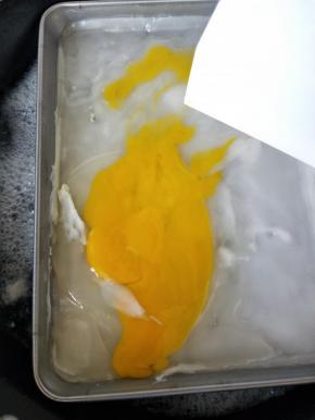 打入一个鸡蛋，用刮板器刮开