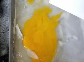 打入一个鸡蛋，用刮板器刮开