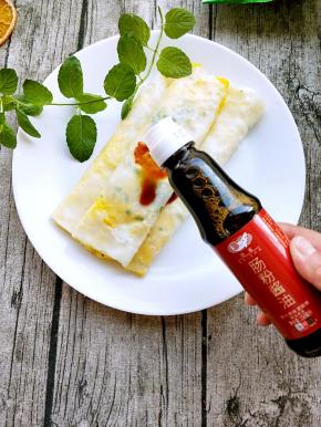 做好的肠粉倒入肠粉酱油，肠粉酱油有些咸少量即可。