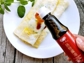 做好的肠粉倒入肠粉酱油，肠粉酱油有些咸少量即可。