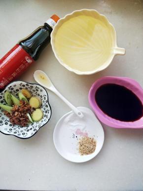 姜3片，葱半根，海米30粒，盐2克。鸡精2克，生抽50克。水180毫升，麻油1小勺。在放一点肠粉酱油或者老抽调色。