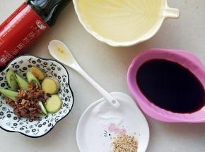 姜3片，葱半根，海米30粒，盐2克。鸡精2克，生抽50克。水180毫升，麻油1小勺。在放一点肠粉酱油或者老抽调色。