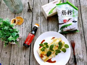 做好的鸡蛋肠粉美味好吃。还可加任何自己喜欢的食材