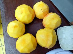 黄桃去皮洗净，冰糖备好