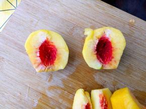黄桃去核，可以这样直接分成两半