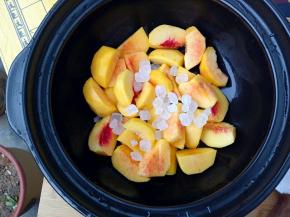 把黄桃放入砂锅中，加入冰糖