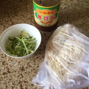 黄豆酱、黄瓜丝、面条，准备好；