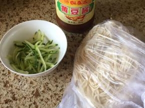黄豆酱、黄瓜丝、面条，准备好；