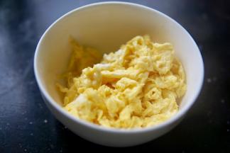 鸡蛋很容易熟，炒几秒就可以盛出来。不要炒过了