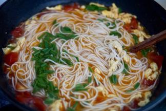 继续煮至完全熟后放盐和鸡精调味，撒香葱就可以了