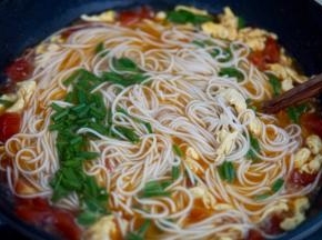 继续煮至完全熟后放盐和鸡精调味，撒香葱就可以了