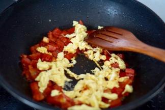 加入鸡蛋，翻炒均匀