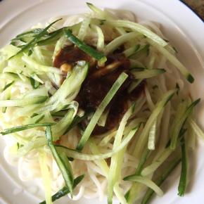 凉水中，捞出面条，放上黄瓜丝、淋上豆酱；