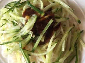 凉水中，捞出面条，放上黄瓜丝、淋上豆酱；