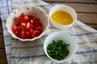 食材先准备好，西红柿切丁，鸡蛋打散（可以加一点点盐），香葱切碎