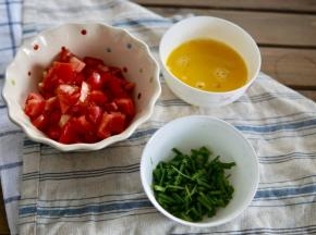 食材先准备好，西红柿切丁，鸡蛋打散（可以加一点点盐），香葱切碎