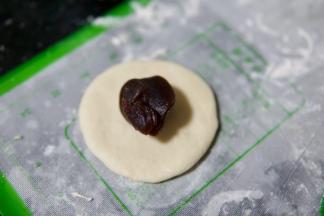 取一个小面团放入适量红豆沙（豆沙可网购可自己做）