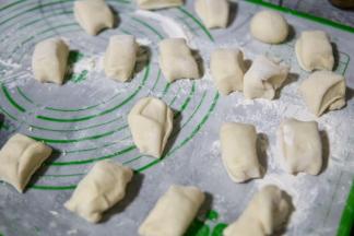 排气后的面团分成等量大小，大概30克左右