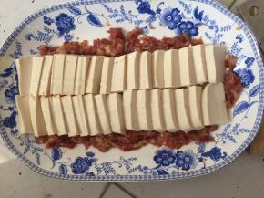 放入腌制好剁碎的肉糜