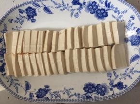 豆腐切块放入盘里