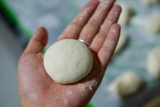 捏紧收口整形成香菇状，如图所示