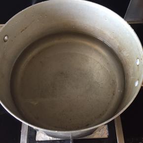 煮锅，放入水，加入少许盐；