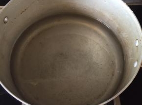 煮锅，放入水，加入少许盐；