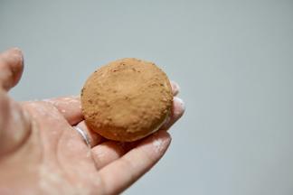 整形好的豆沙包滚一圈可可粉，