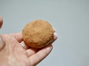 整形好的豆沙包滚一圈可可粉，