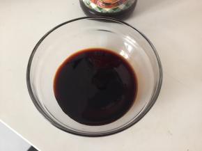 用5ml蚝油、5ml生抽调制成酱汁