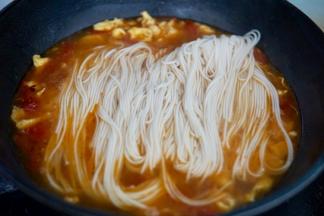 放入之前煮着的西红柿鸡蛋汤内，