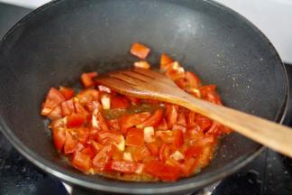 炒西红柿丁炒至汁水出来以后