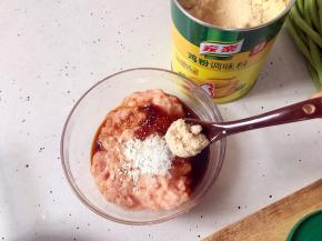 猪肉加入生粉、5ml蚝油、5ml生抽、盐、香油、鸡粉