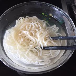 捞出面条，凉开水中，过下；