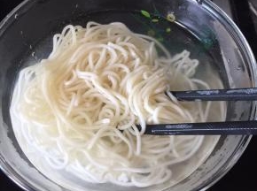 捞出面条，凉开水中，过下；