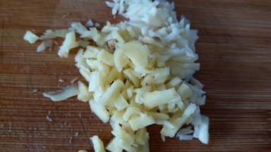 生姜和大蒜切小丁