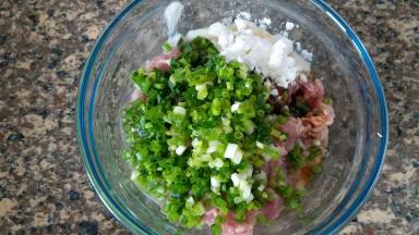 生抽 生粉 姜蒜水 葱花 适量盐一起放进肉内
