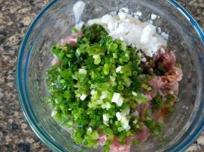 生抽 生粉 姜蒜水 葱花 适量盐一起放进肉内