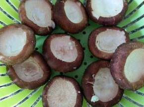 去把后的香菇像一个个小碗