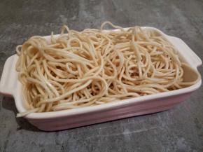 面条600克(我买的是现成的面，可以直接炒，如果买的是手擀面，可以下锅煮熟，捞出控水，拌上熟油或者葱油，晾干表面水分，这样炒好的面条，根根分明)这点面条，正好是我们一家三口的量