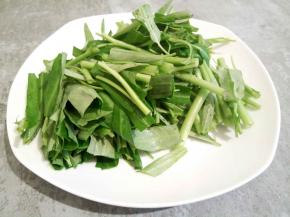 空心菜切成小段(本来打算用小青菜的，楼下菜铺买完了，就买了点空心菜，味道也不错)