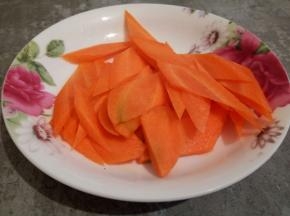胡萝卜切成小片